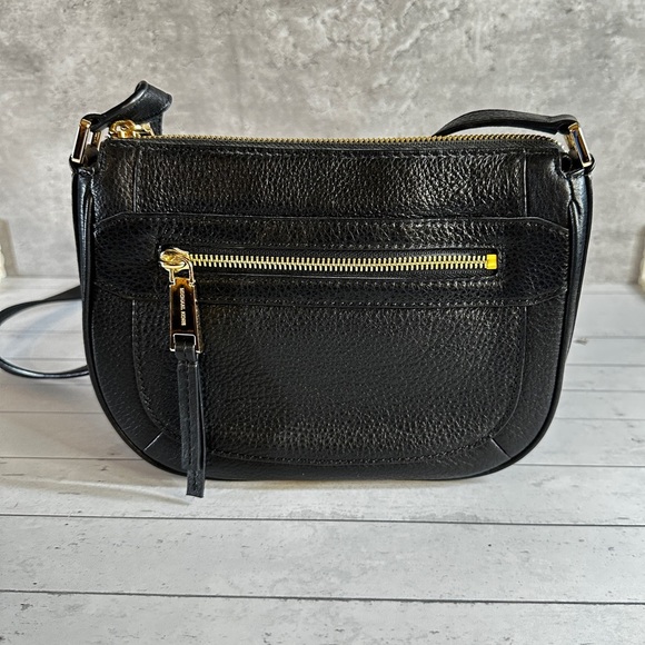 Michael Kors Julia Medium Leather Messenger Bag Black Gold Like New‎ Old Money - Picture 1 of 11